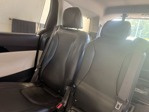 Used 2024 Kia Carnival EX FWD image 17