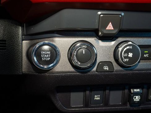 Used 2019 Toyota Tacoma TRD Off-Road image 13