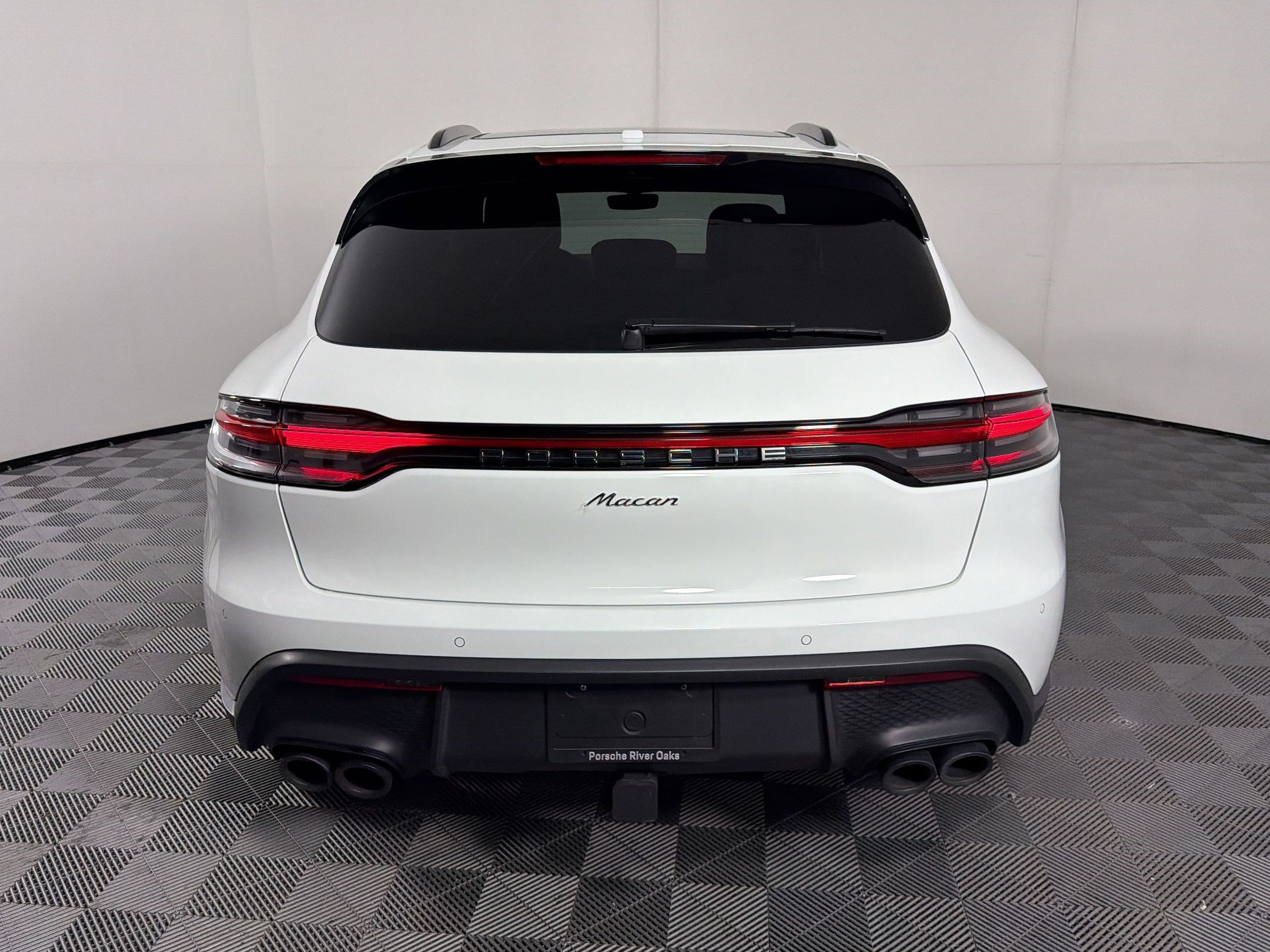 Certified 2025 Porsche Macan AWD/4WD image 9