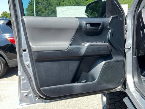 Used 2019 Toyota Tacoma SR5 AWD/4WD image 17