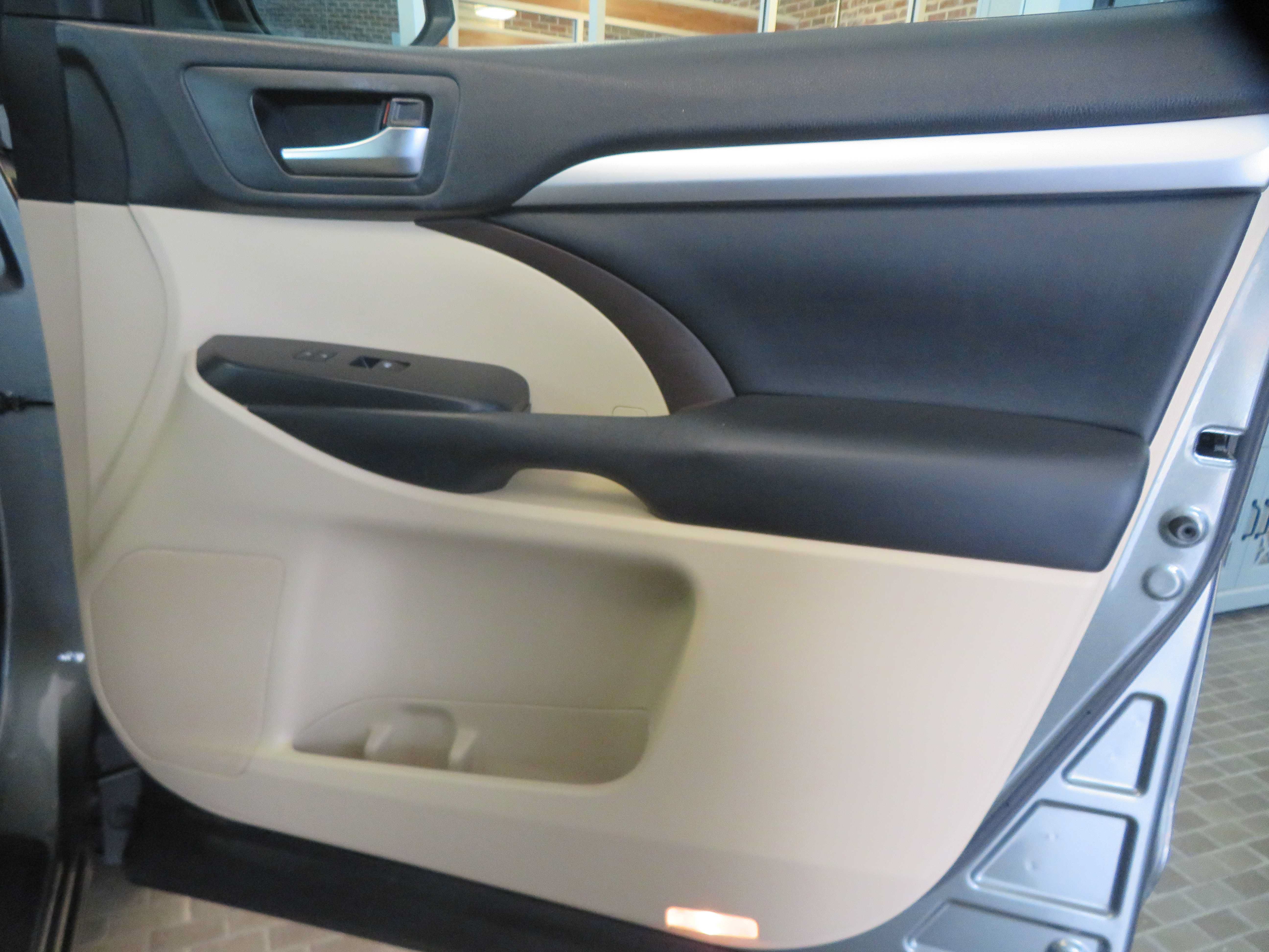 Used 2019 Toyota Highlander XLE FWD image 29