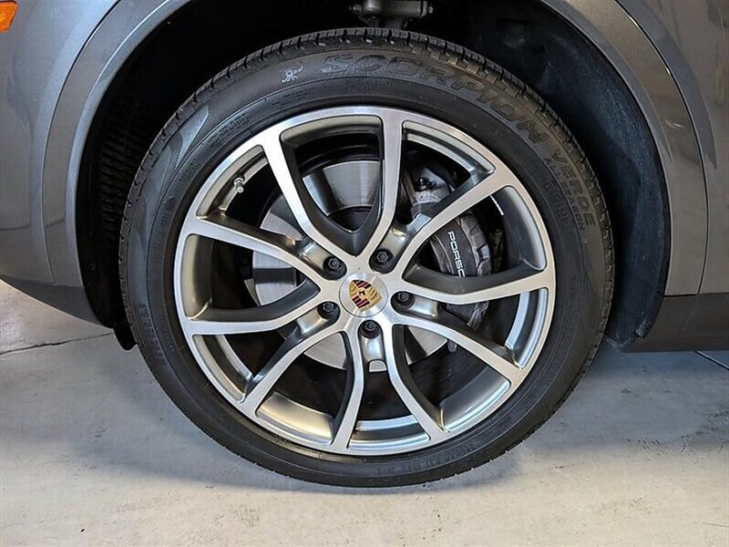 Used 2023 Porsche Cayenne w/ Premium Package AWD/4WD image 15