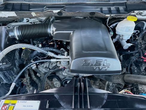 Used 2021 RAM 1500 Classic SLT image 28