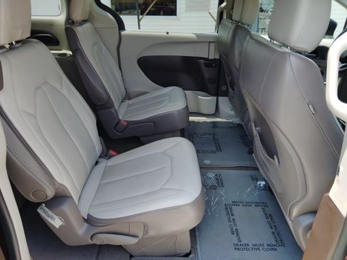 Used 2021 Chrysler Voyager Lxi FWD image 32