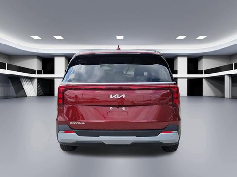 Used 2025 Kia Carnival FWD image 4