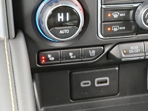 Used 2024 Chevrolet Suburban Premier image 23