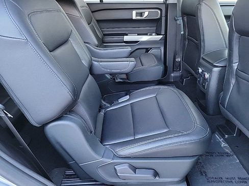 Used 2021 Ford Explorer XLT w/ Equipment Group 202A AWD/4WD image 17