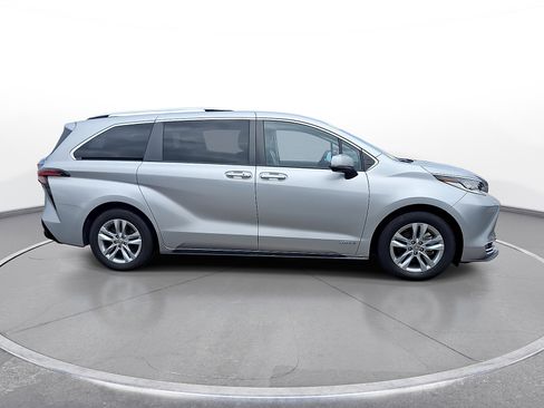 Used 2021 Toyota Sienna Limited AWD/4WD image 9
