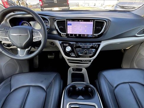 Used 2024 Chrysler Pacifica Touring-L image 15