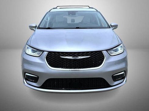 Used 2021 Chrysler Pacifica Touring-L FWD image 2