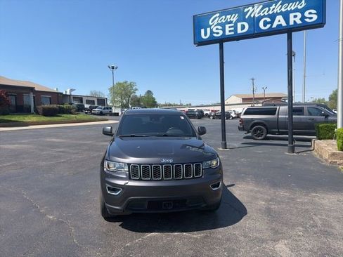 Used 2021 Jeep Grand Cherokee Laredo image 2