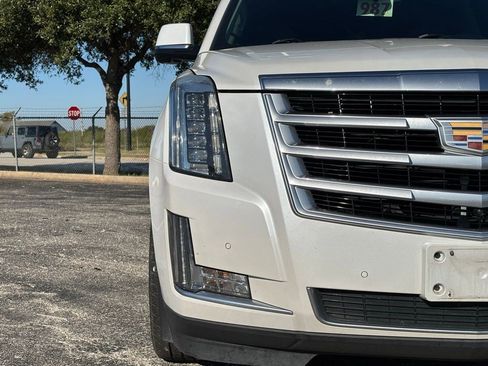 Used 2016 Cadillac Escalade Luxury image 4