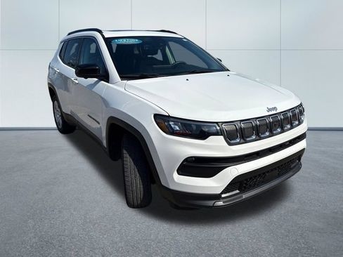 Used 2022 Jeep Compass Latitude w/ Sun and Sound Group AWD/4WD image 5