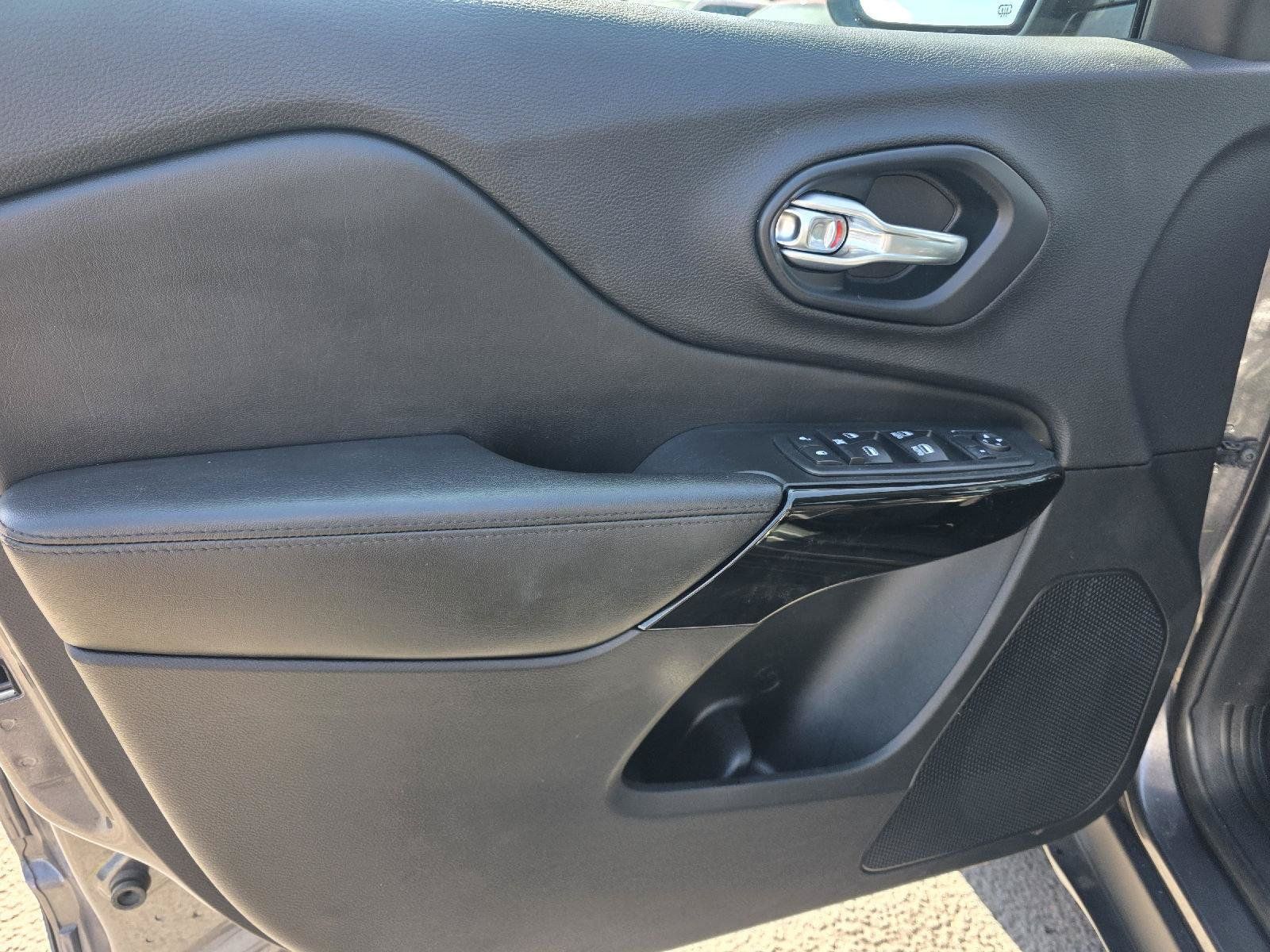 Used 2019 Jeep Cherokee Latitude Plus AWD/4WD image 9