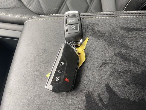 Used 2025 Volkswagen Atlas SE image 33