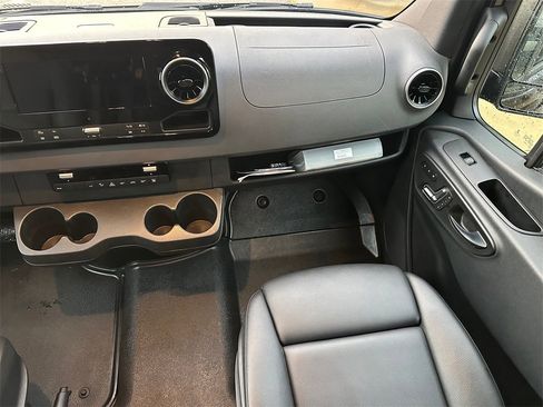 Used 2019 Mercedes-Benz Sprinter 2500 image 18