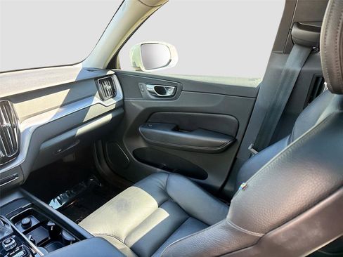 Used 2020 Volvo XC60 T6 Momentum image 25