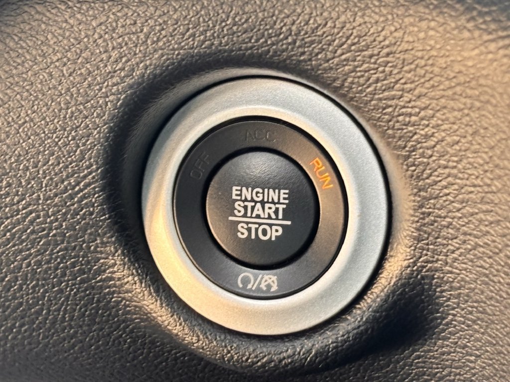 Used 2025 Chrysler Pacifica Select FWD image 17