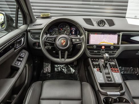 Certified 2025 Porsche Macan image 13