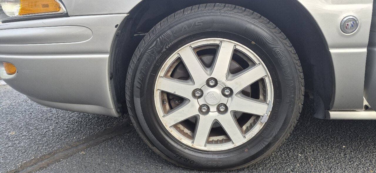 Used 2005 Buick Le Sabre Custom w/ Leather and Comfort Group FWD image 11