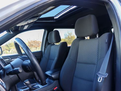 Used 2018 Jeep Grand Cherokee Laredo AWD/4WD image 15