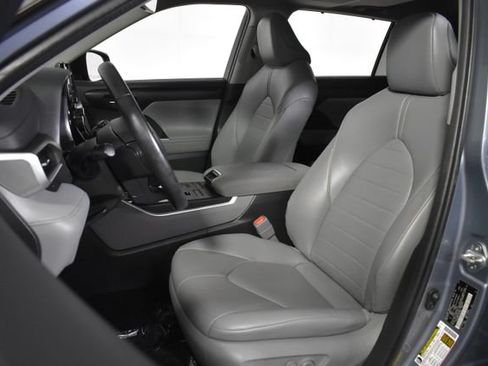 Used 2020 Toyota Highlander XLE AWD/4WD image 9