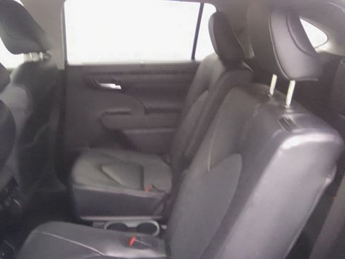 Used 2025 Toyota Highlander XLE FWD image 13