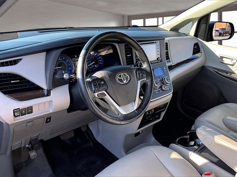 Used 2020 Toyota Sienna XLE Premium image 13