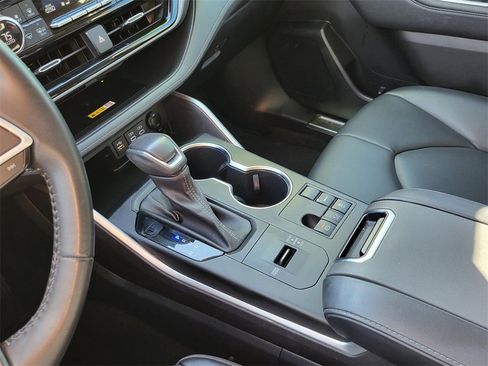 Used 2023 Toyota Highlander XLE image 30