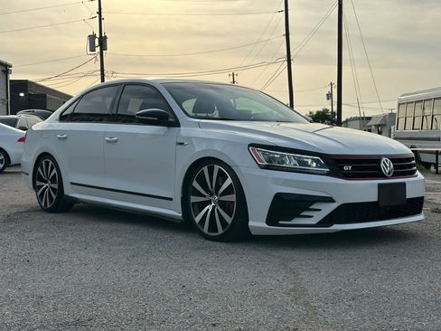Used 2018 Volkswagen Passat GT image 9