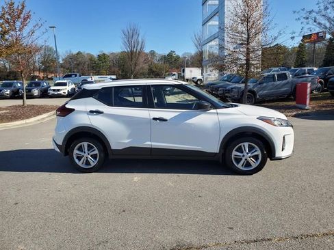 Certified 2025 Nissan Kicks Play S image 3