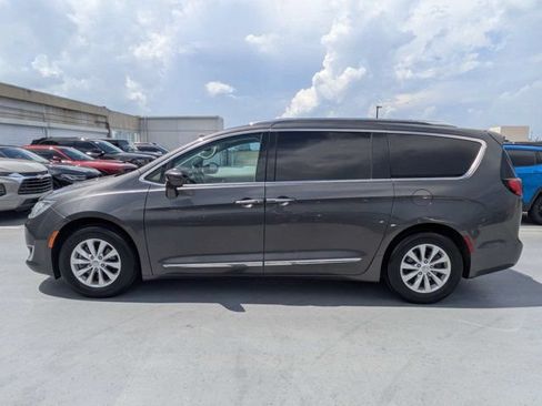 Used 2019 Chrysler Pacifica Touring-L FWD image 6