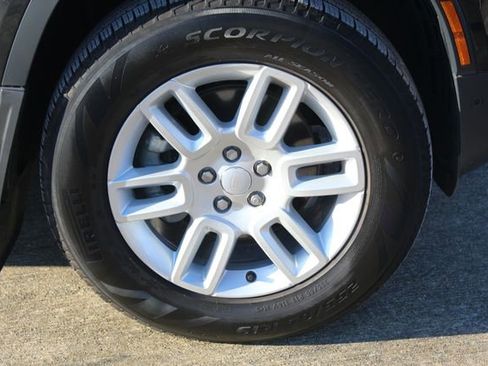 Used 2025 Land Rover Defender 110 S image 9