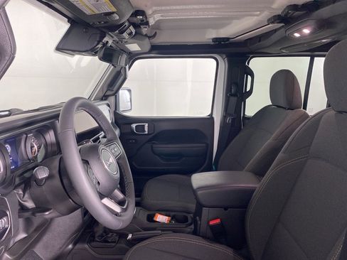 Used 2025 Jeep Gladiator Sport image 14