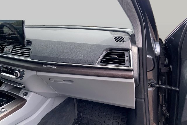 Used 2023 Audi Q5 e Premium w/ Convenience Package AWD/4WD image 16