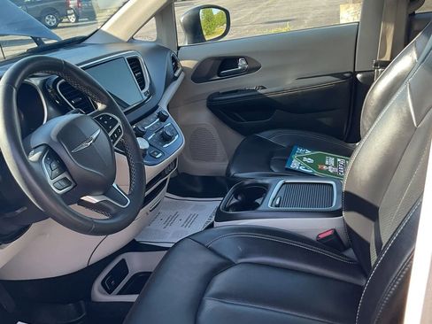 Used 2023 Chrysler Pacifica Touring-L FWD image 27