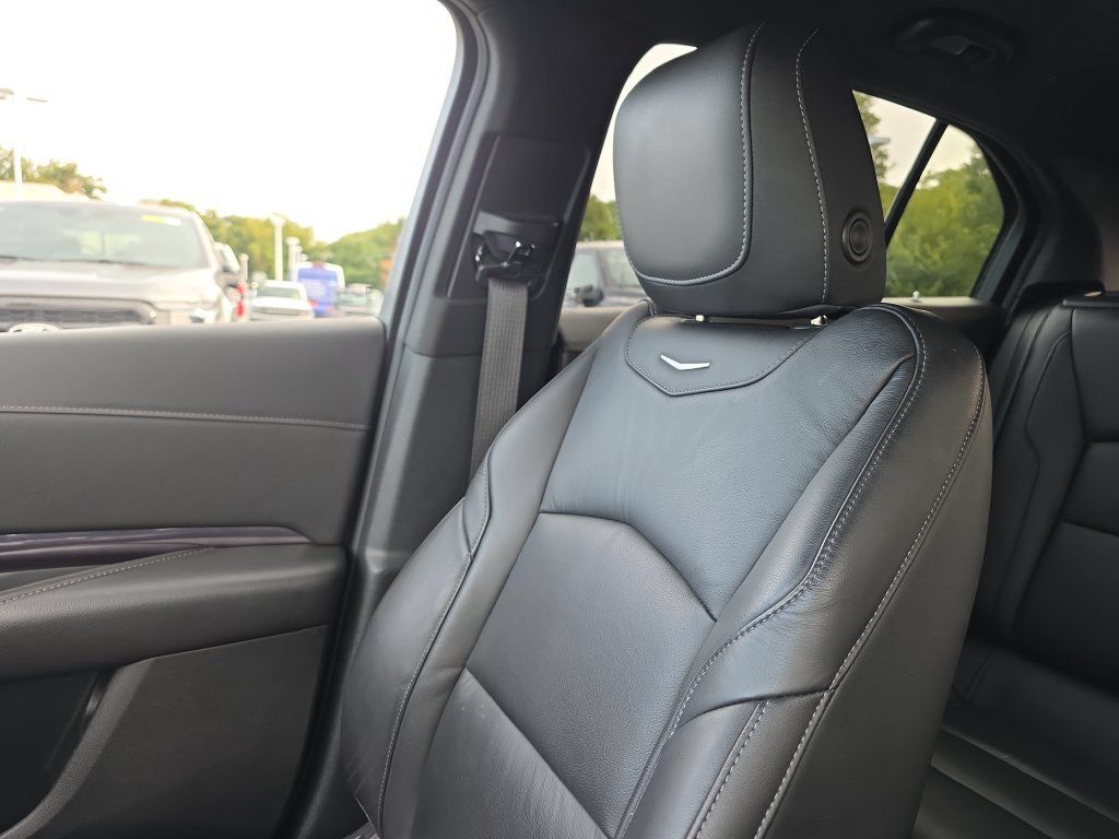 Used 2021 Cadillac XT4 Luxury w/ Cold Weather Package AWD/4WD image 40