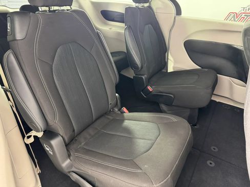 Used 2022 Chrysler Voyager LX FWD image 36