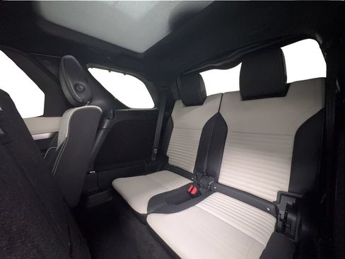 Used 2024 Land Rover Discovery Dynamic SE AWD/4WD image 26