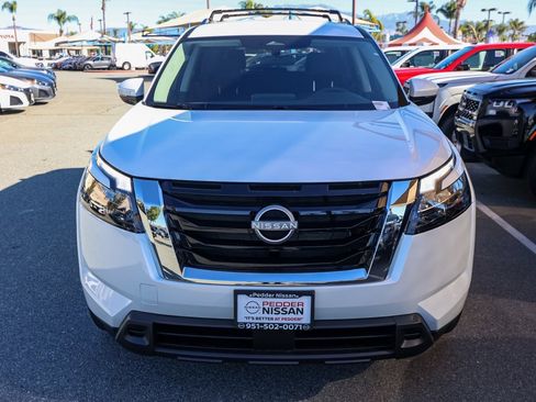 New 2025 Nissan Pathfinder SV image 9