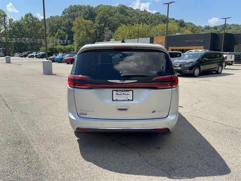 Used 2024 Chrysler Pacifica Limited FWD image 6