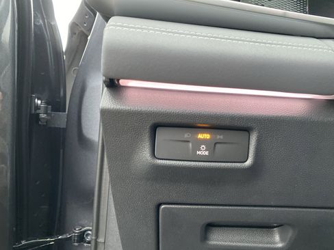 New 2025 Volkswagen Tiguan SE image 16