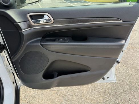 Used 2017 Jeep Grand Cherokee Limited image 26