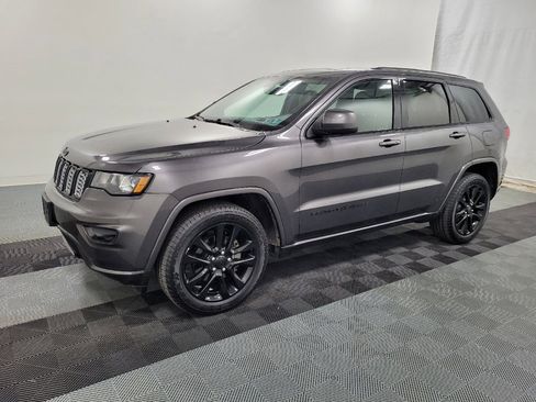 Used 2018 Jeep Grand Cherokee Altitude RWD image 2