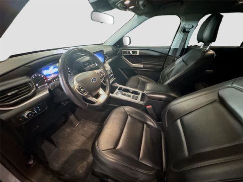 Used 2021 Ford Explorer XLT w/ Equipment Group 202A image 11