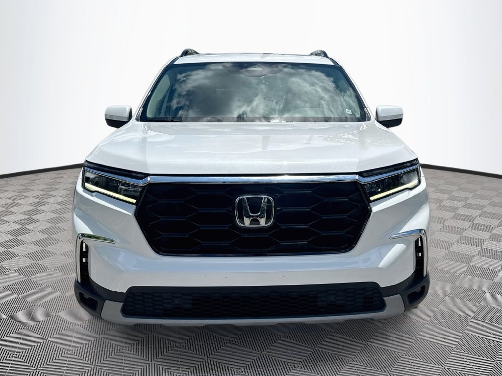 Used 2025 Honda Pilot Touring image 2