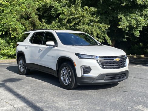 Used 2023 Chevrolet Traverse LT FWD image 2