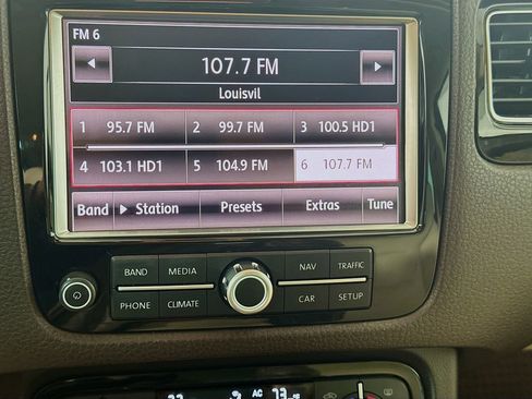 Used 2011 Volkswagen Touareg Sport image 15