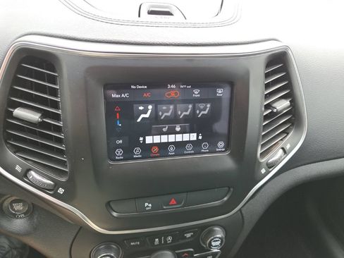 Used 2020 Jeep Cherokee Latitude Plus AWD/4WD image 40