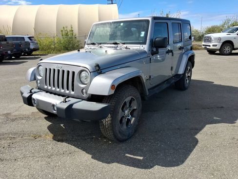 Used 2018 Jeep Wrangler Unlimited Sahara w/ Connectivity Group AWD/4WD image 4